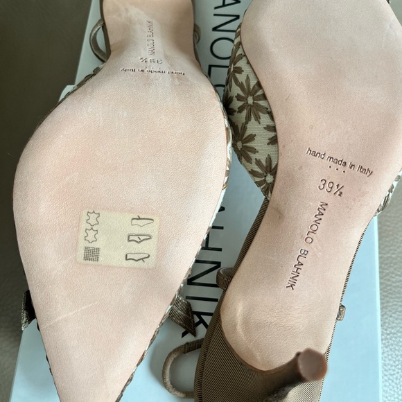 Manolo Blahnik
Galop Mod Floral Raffia Slingback Pump, Taupe - Picture 6 of 6